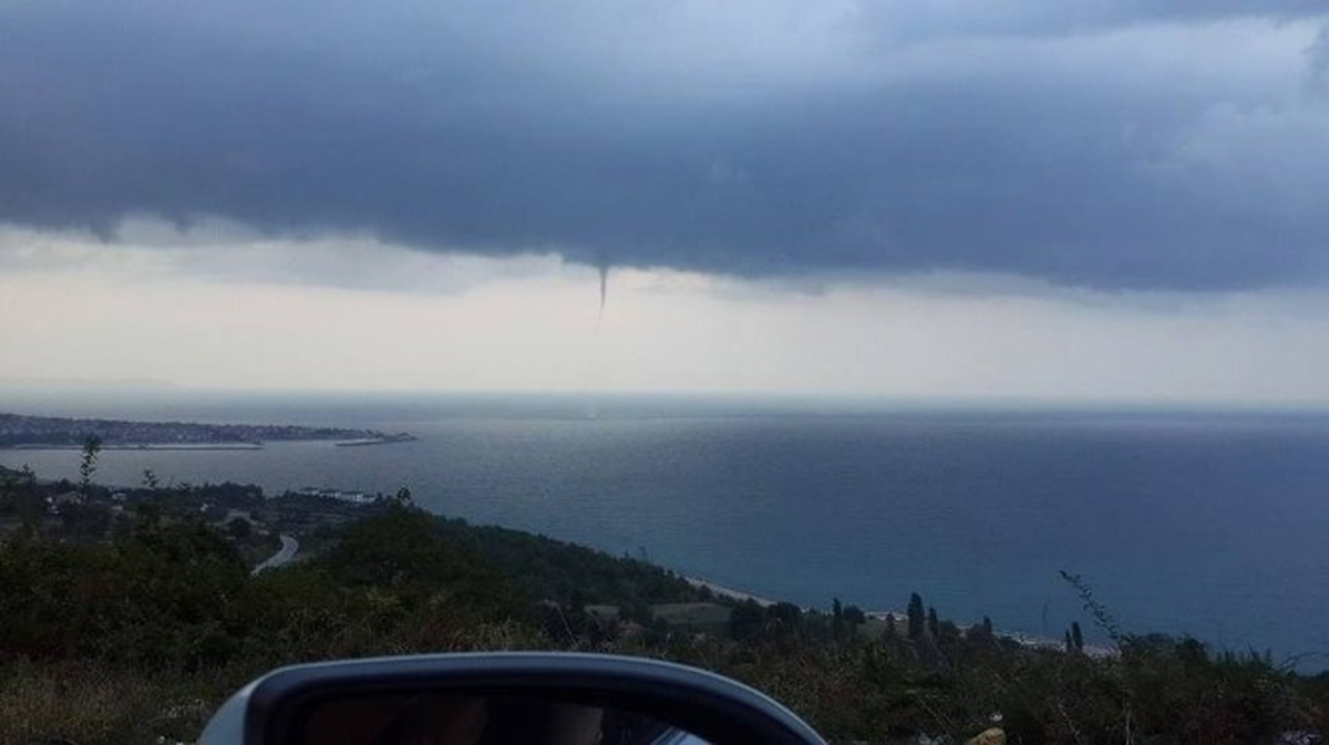 Sinop\'ta Ortaya Çıkan Hortum Görenleri Şaşırttı