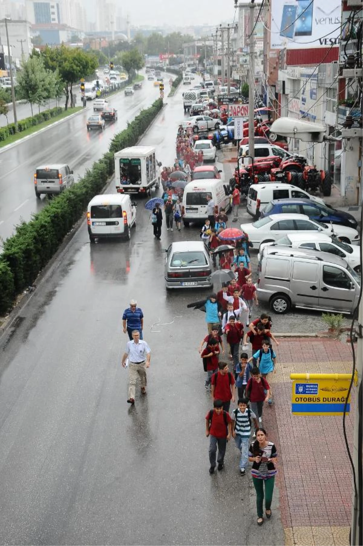 Sıraya Girip 2 Kilometre Yürüyerek Okula Gidiyorlar