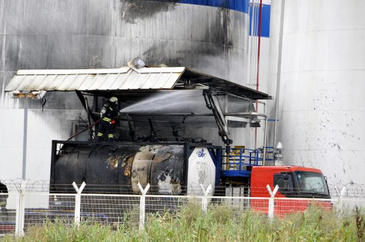 İzmit\'te Tanktan Solvent Yüklenen Tankerde Patlama: 1 Yaralı