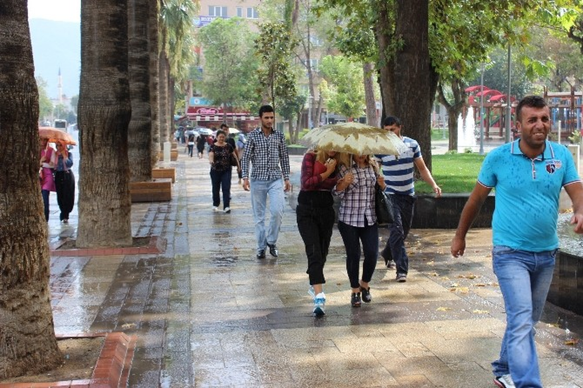 Denizli\'de Yağmura Hazırlıksız Yakalandılar