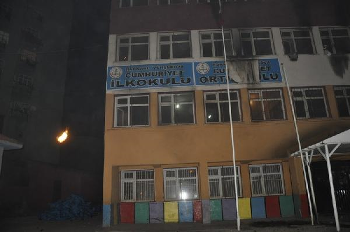 Yüksekova\'da 4 Okul Molotof Atılarak Yakıldı (2)