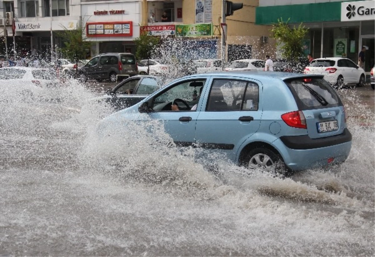 Adana\'da Sağanak Yağış Yolları Göle Çevirdi