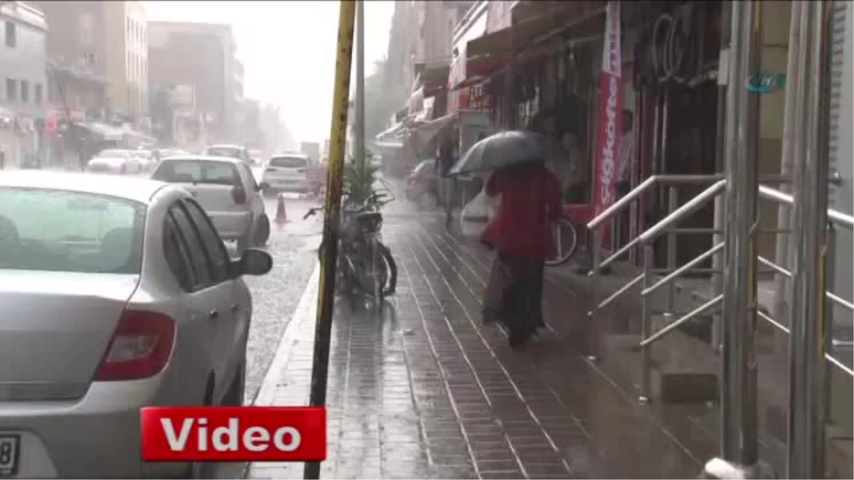 Adana\'da Sağanak Yağış Yolları Göle Çevirdi