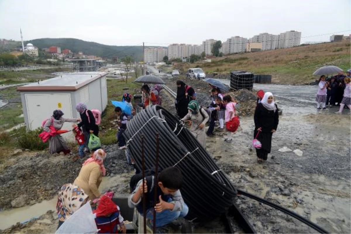 Arnavutköy\'de Okula Gitmek İçin Çamur Banyosu Yapıyorlar