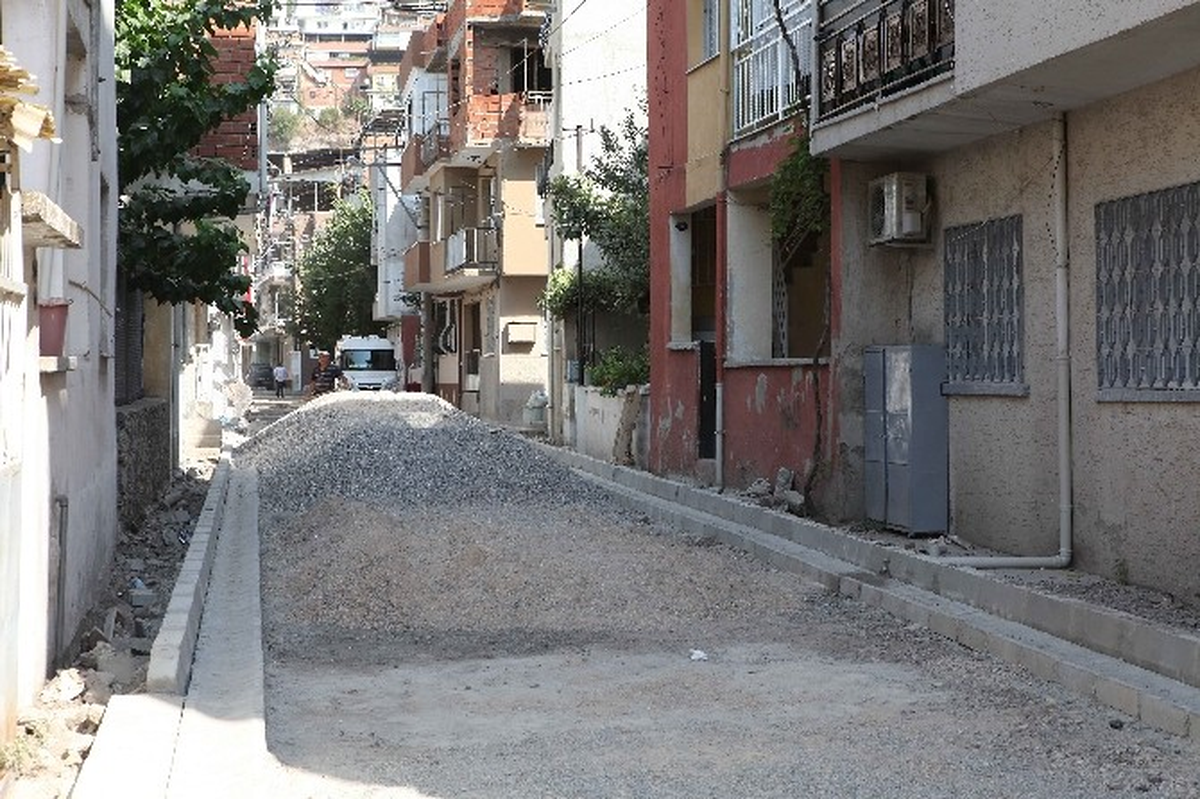 Bayraklı Sokakları Şantiyeye Döndü