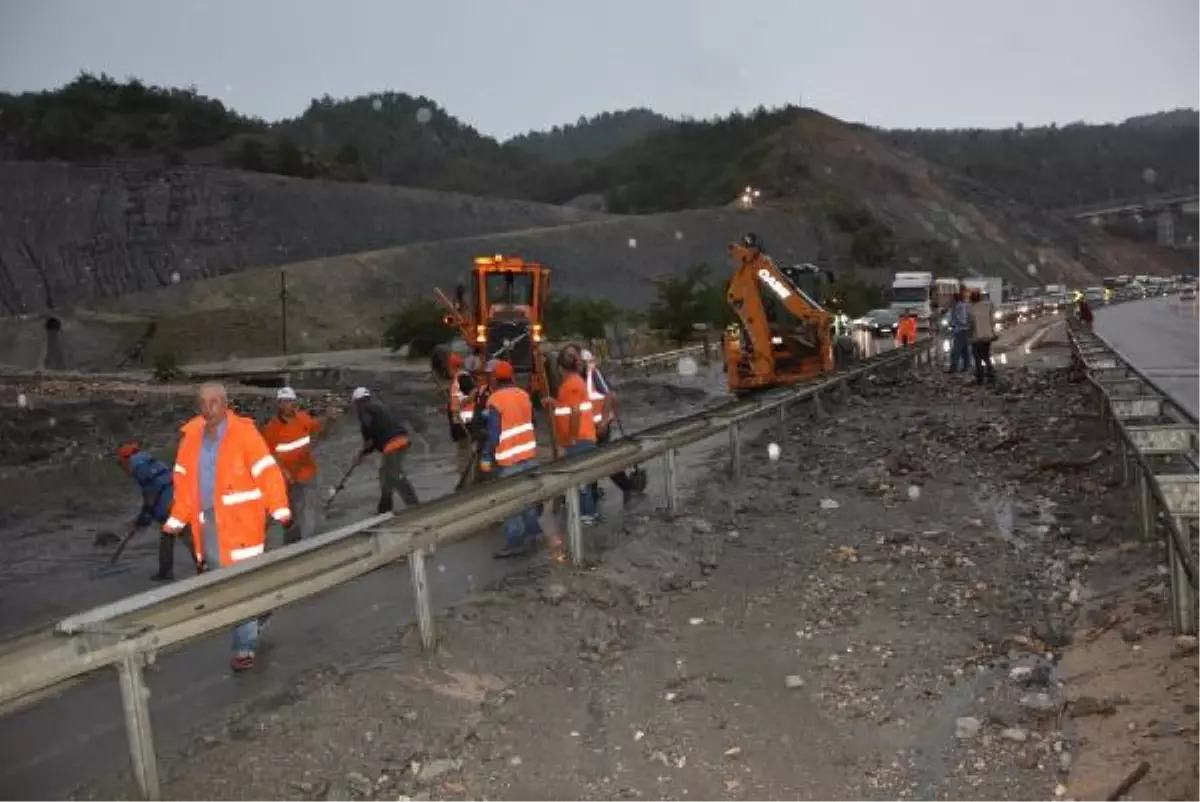 Bilecik\'te Heyelan Trafiği Aksattı