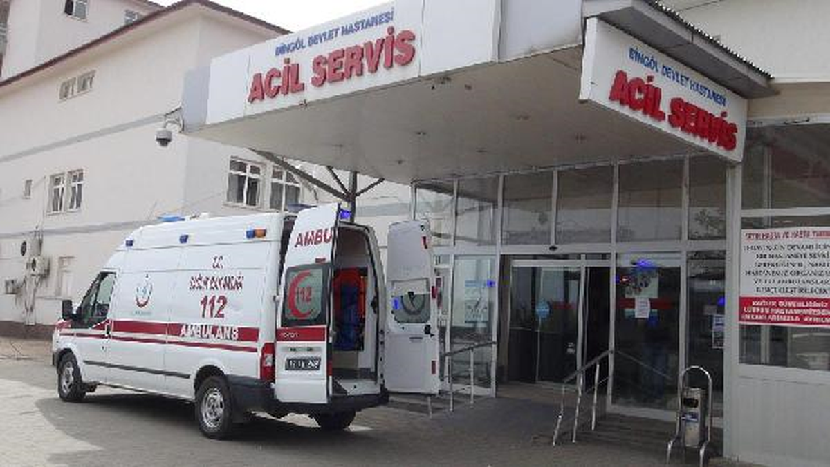 Bingöl\'de Askeri Araç Devrildi: 8 Yaralı