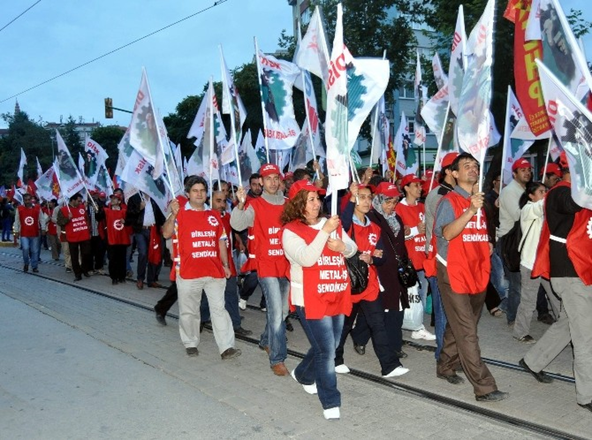 Cami Önünde Slogan Atan Gruba Cemaatten Tepki