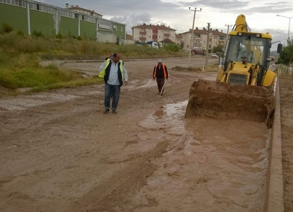 Çamur Kaplı Yolu Karayolu Ekipleri Temizledi