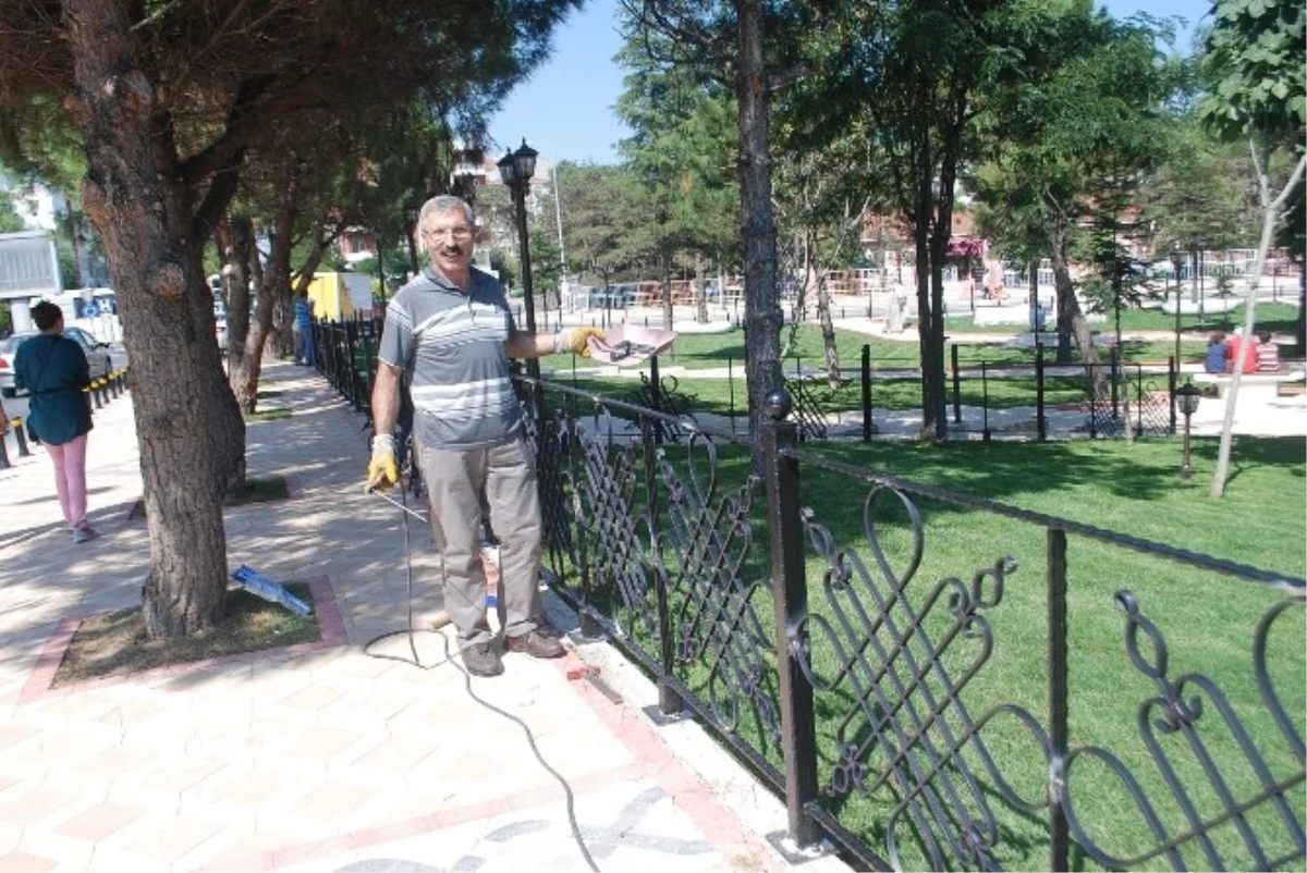 Çerkezköy\'de Yapılan Parkın Çitleri Süsleniyor