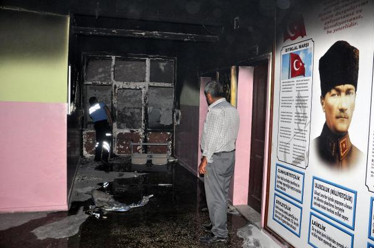 Cizre\'de 2 Okul Molotof Kokteyli Atılarak Yakıldı