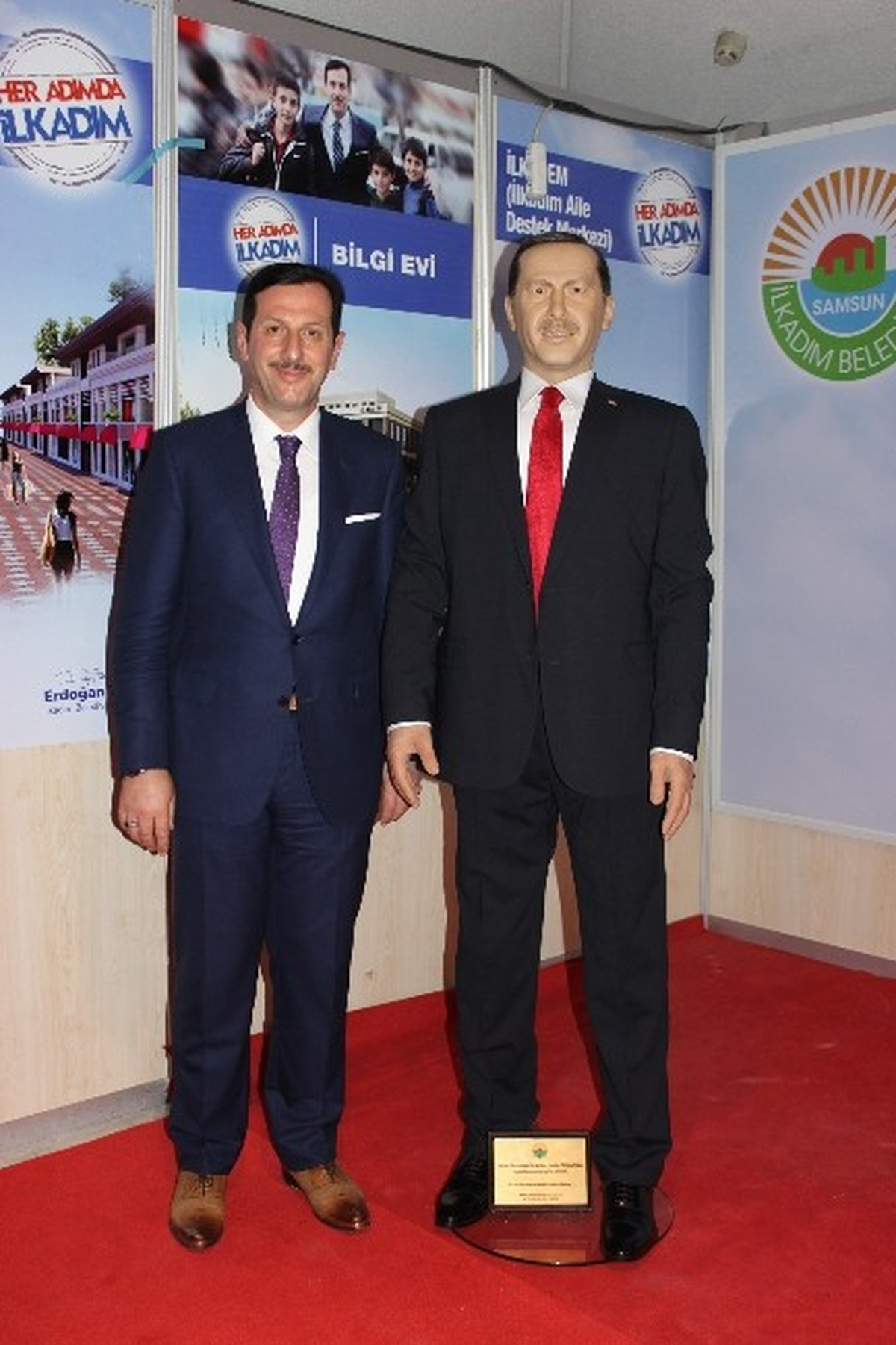 Cumhurbaşkanı Erdoğan\'ın Balmumu Heykeline Büyük İlgi
