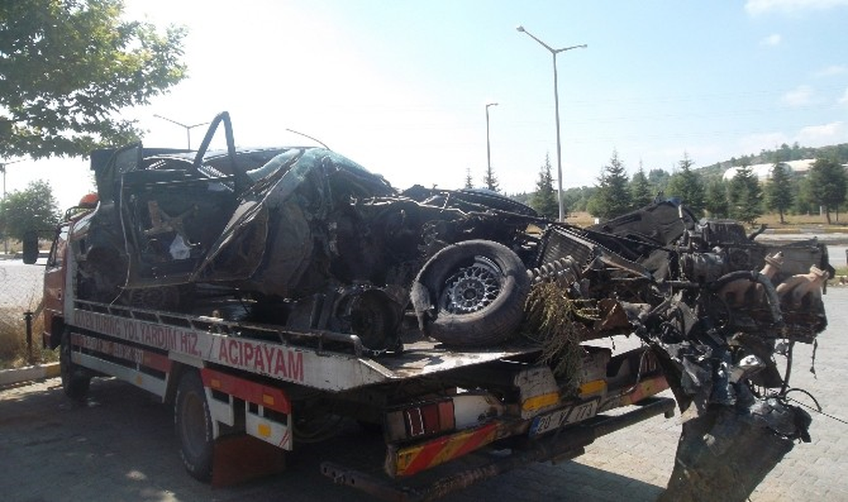 Denizli\'de Yön Levhasına Çarpan Otomobil Takla Attı: 1 Ağır Yaralı