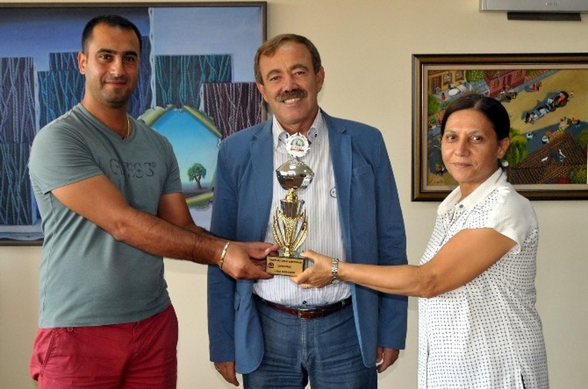 Drag Yarışlarında Kazandığı Kupaların Sevincini Eş Başkanlarla Paylaştı