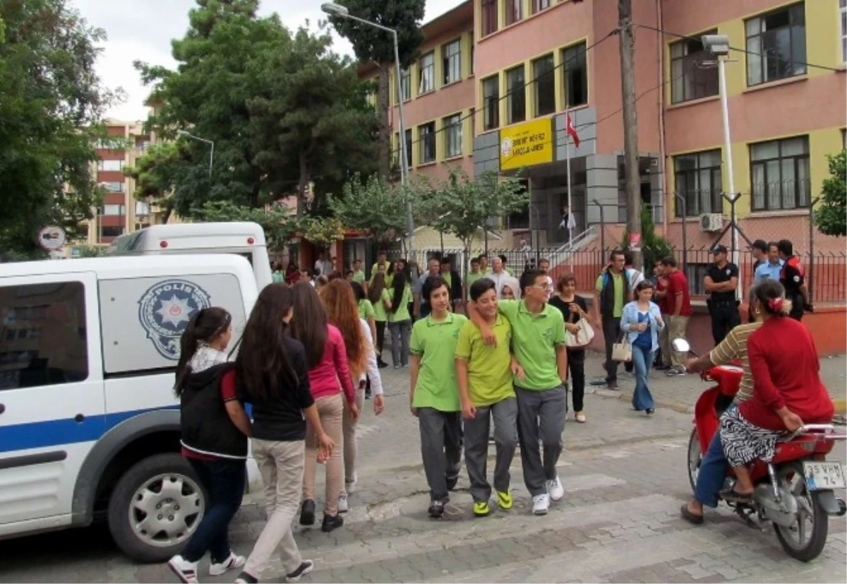 Edremit\'te Polis Okul Önlerinde Kuş Uçurmuyor