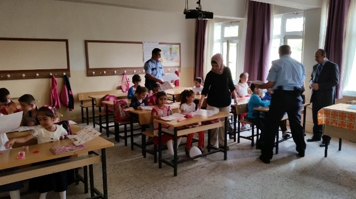 Eflani \'De Öğrencilere Polis Logolu Etiket