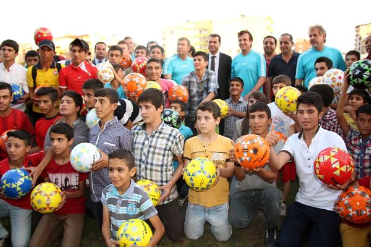 Efsane Futbolculardan, Çocuklara Futbol Topu