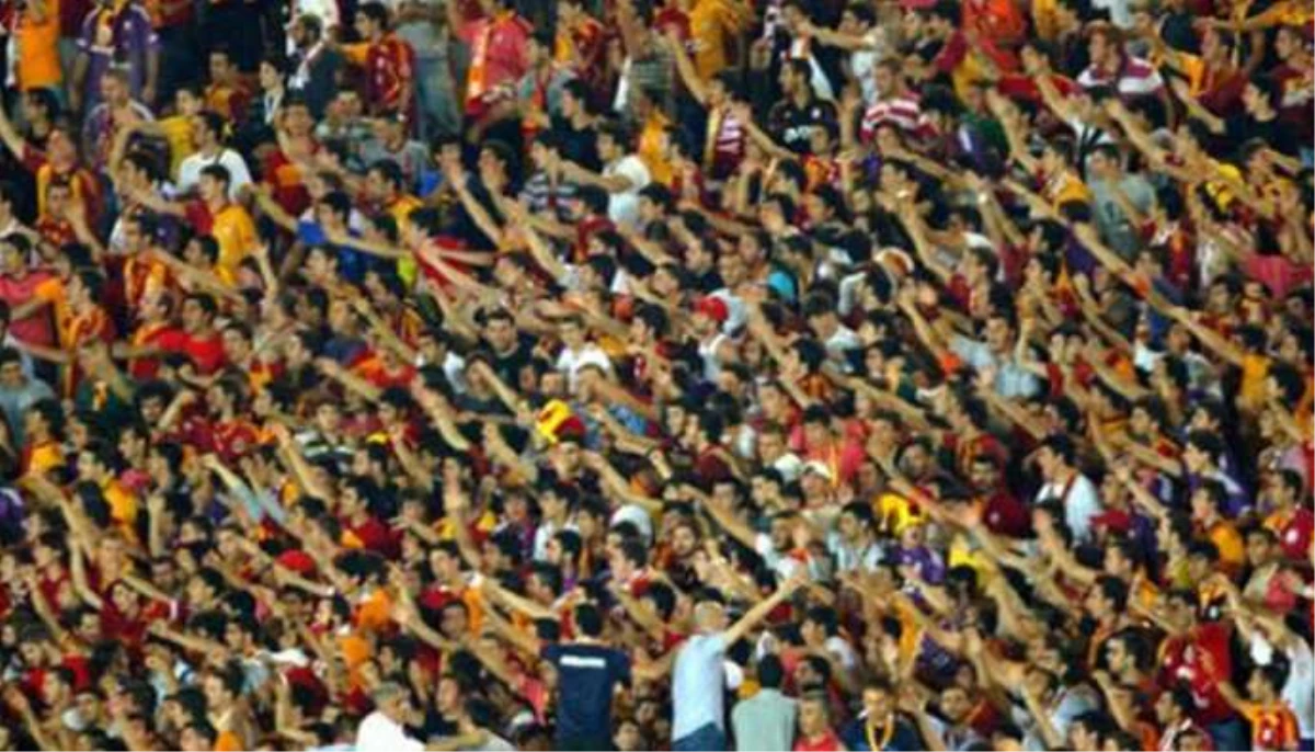 Galatasaray\'da Taraftar Destek Mi, Köstek mi Oluyor?