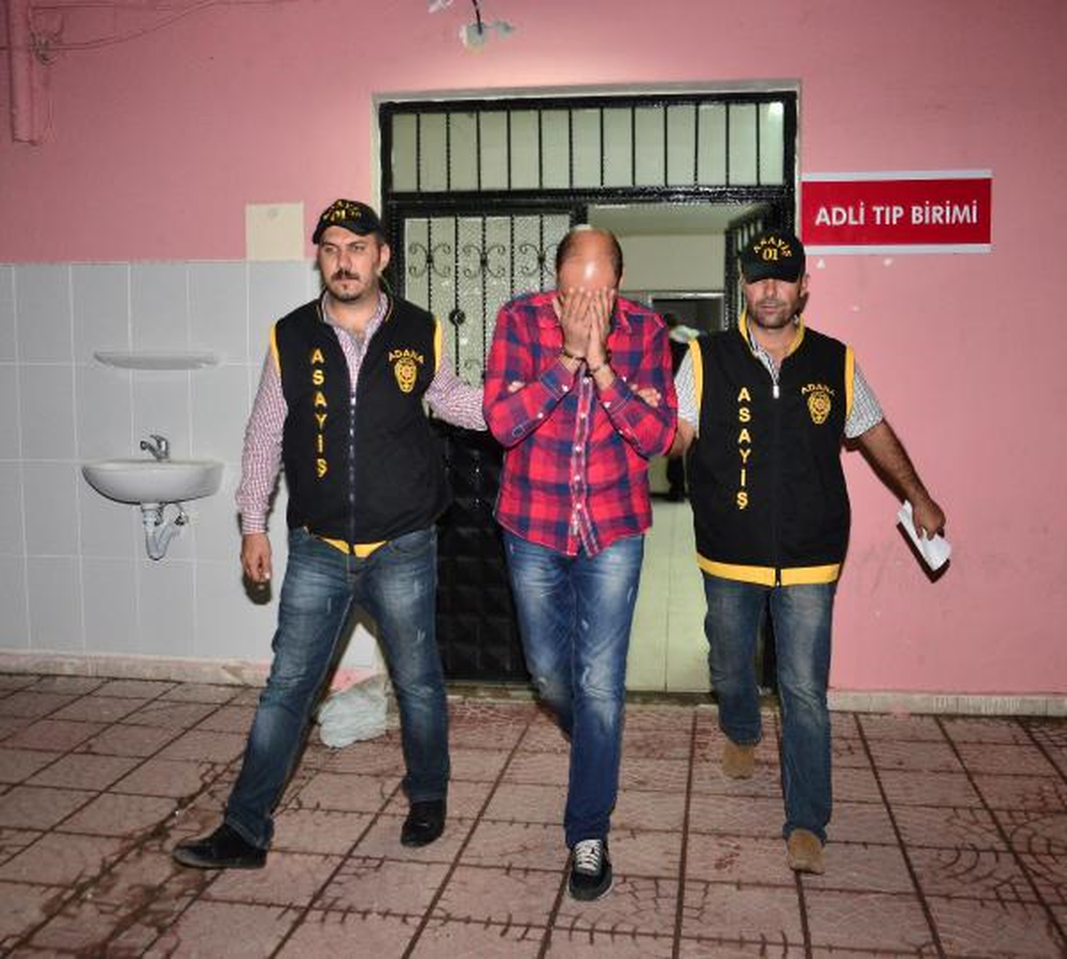 Adana\'da Gazeteciyi Darp Eden Zanlı Yakalandı