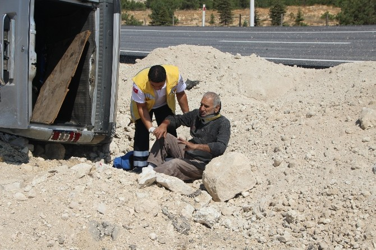 Hafif Ticaret Araç Takla Attı: 2 Yaralı