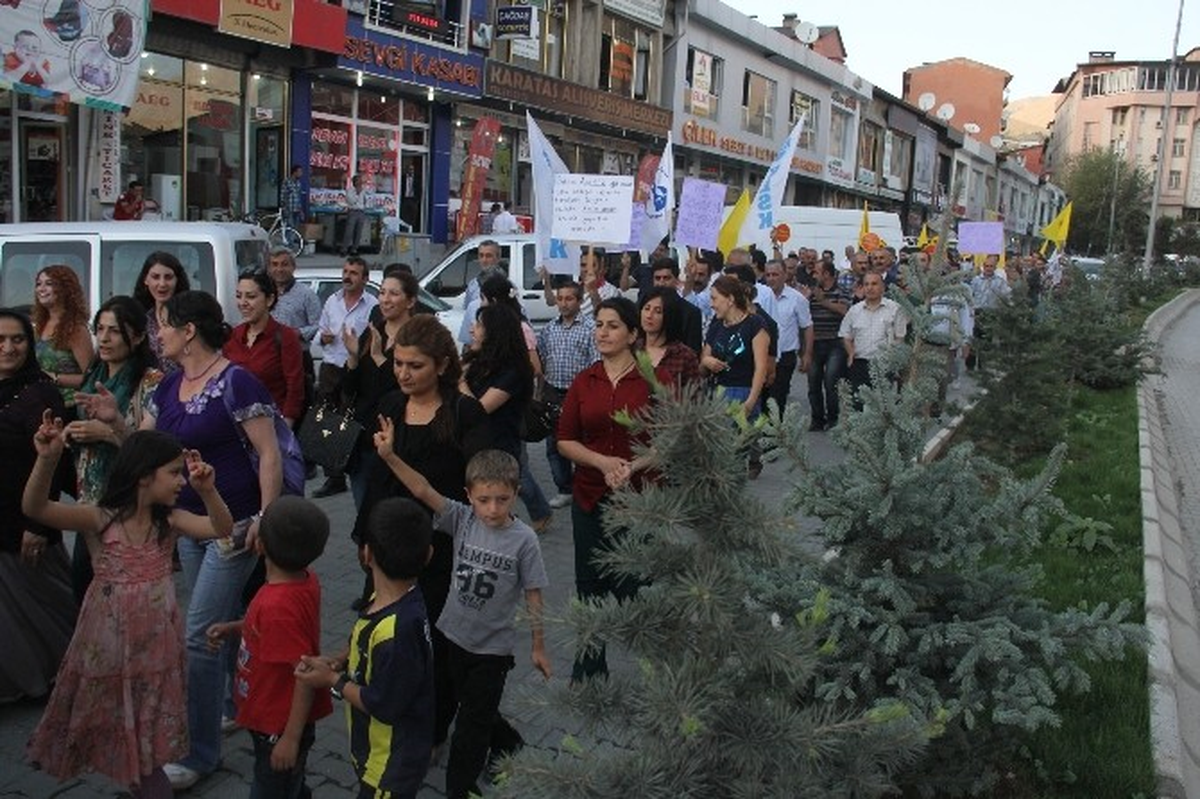Hakkari\'de \'Anadilde Eğitim\' Yürüyüşü