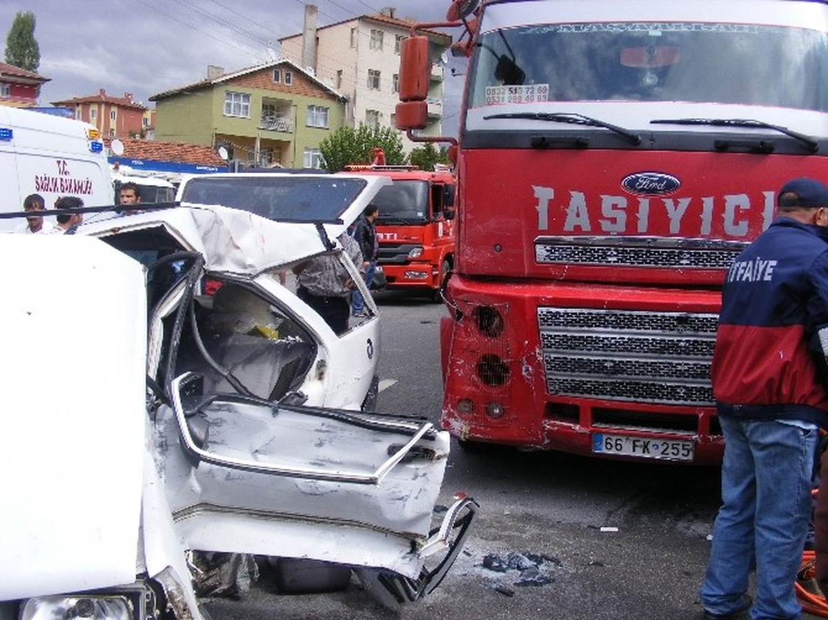 Hayvan Yüklü Tır, Otomobile Çarptı : 1 Ölü, 4 Yaralı