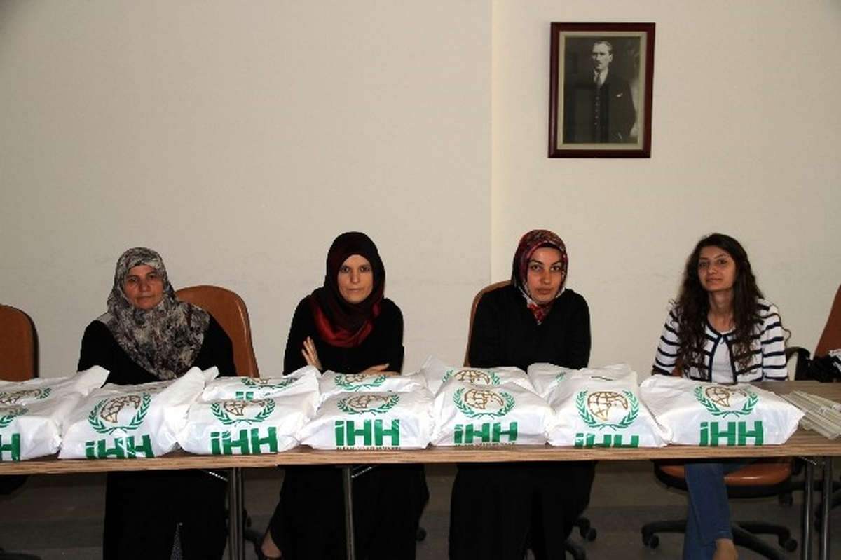İHH\'dan Yetim Çocuklara Kırtasiye Yardımı
