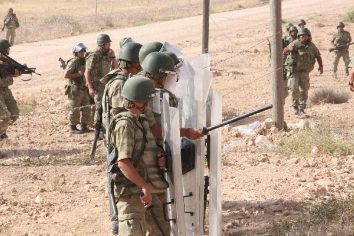 Işid Saldırısından Kaçan Suriyeliler Türkiye Sınırına Yığılmaya Başladı (2)