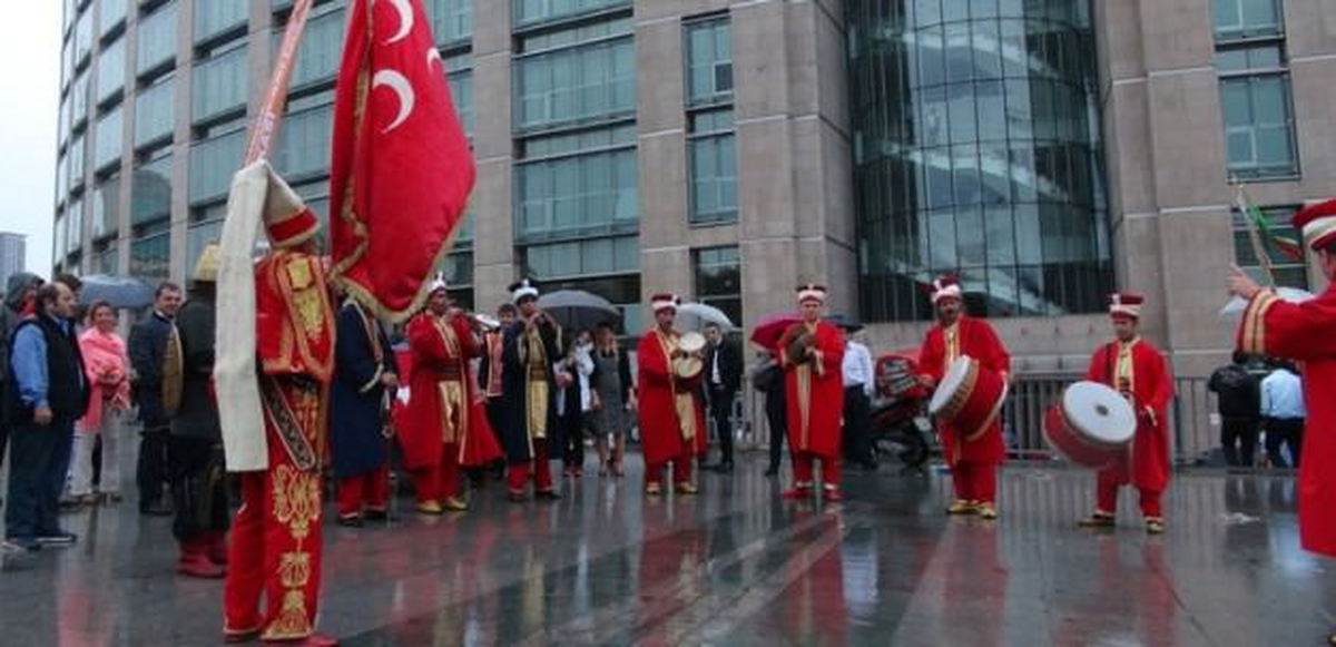 İstanbul Adliyesi\'nde Mehteranlı Eylem
