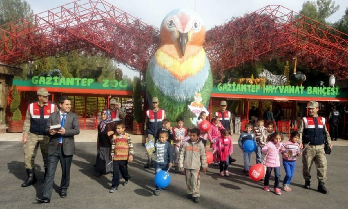 Jandarma Köy Çocuklarını Hayvanat Bahçesine Götürdü