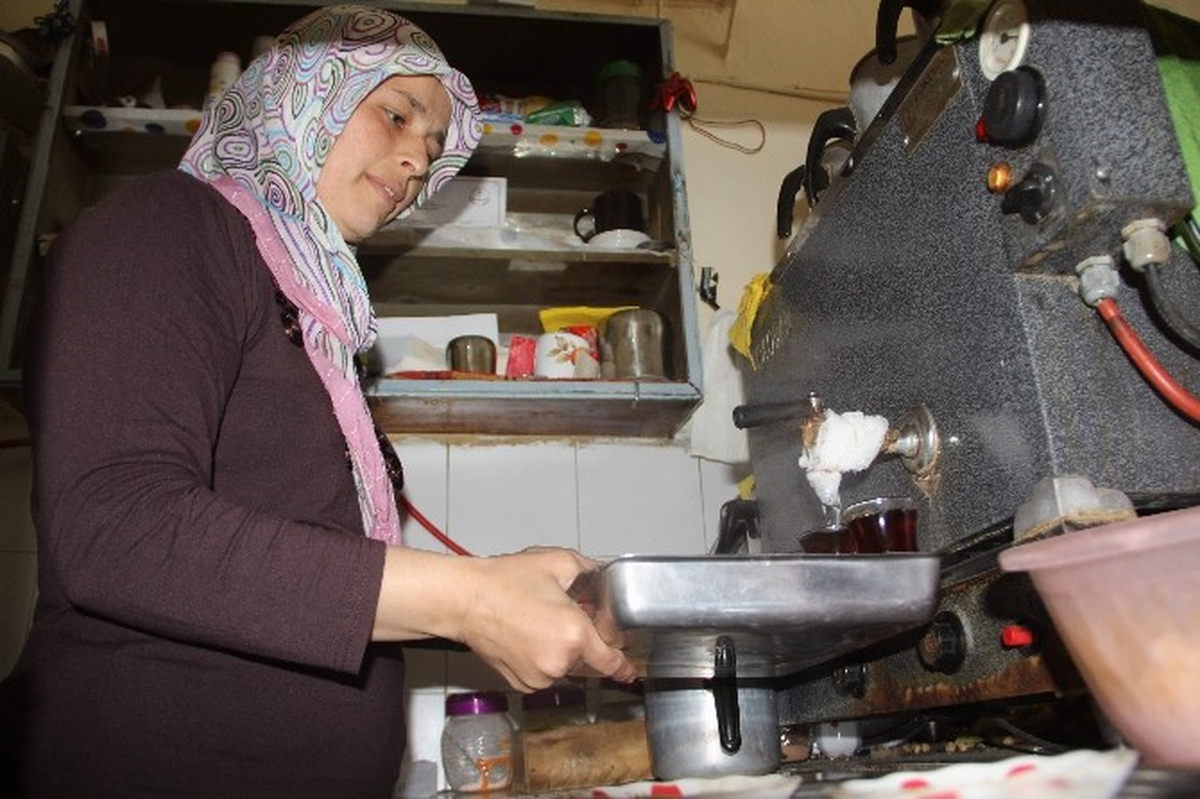 Ovacık\'ta Kahvehaneye Kadın Eli Değdi, Küfür Bitti