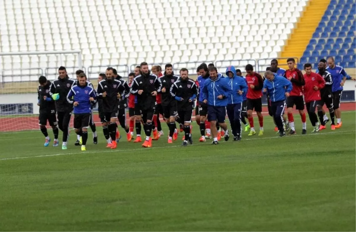 Kardemir Karabükspor, Kasımpaşa Maçına Yağmur Altında Çalıştı