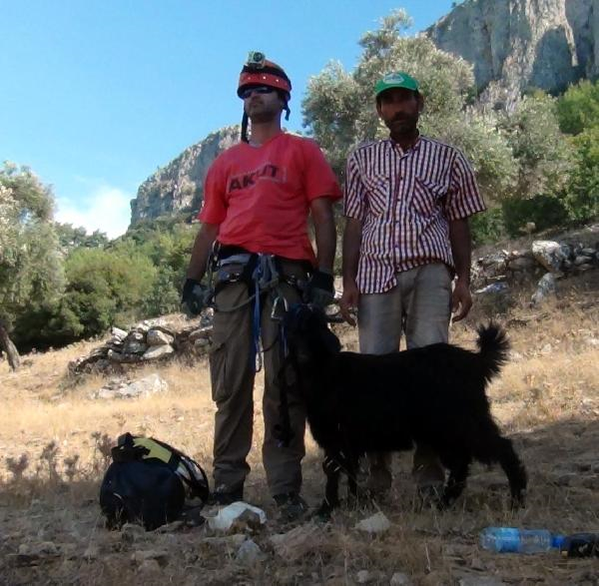 Kayalıklardaki Oğlak, Akut Tarafından Kurtarıldı