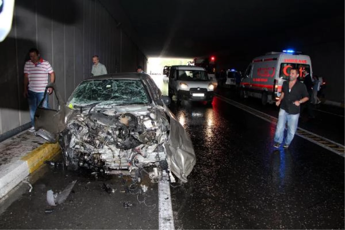 Ümraniye\'de Kaygan Yol Kazası: 3 Yaralı