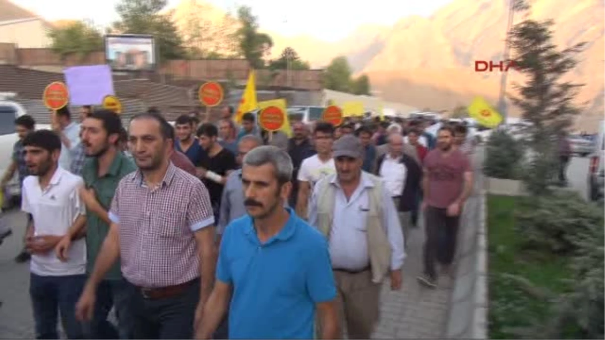 Kürtçe Okuların Mühürlenmesi Hakkari\'de Protesto Edildi