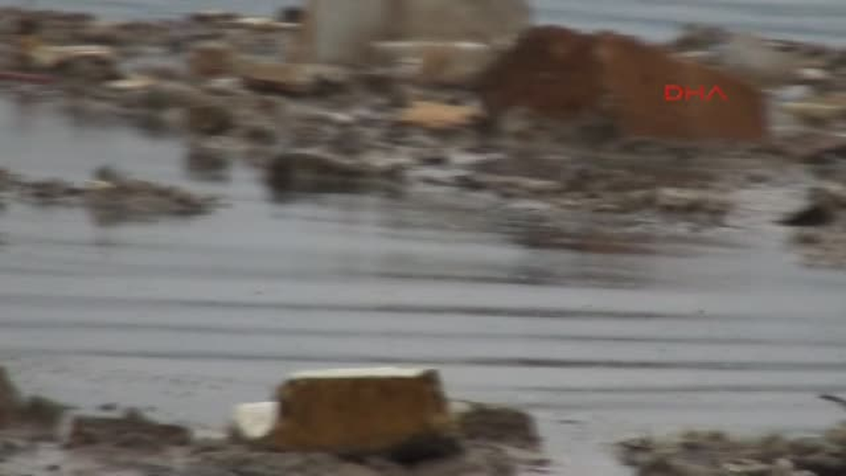 Kuruyan Derelerin Çöpleri Sapanca Nehri\'ne Döküldü