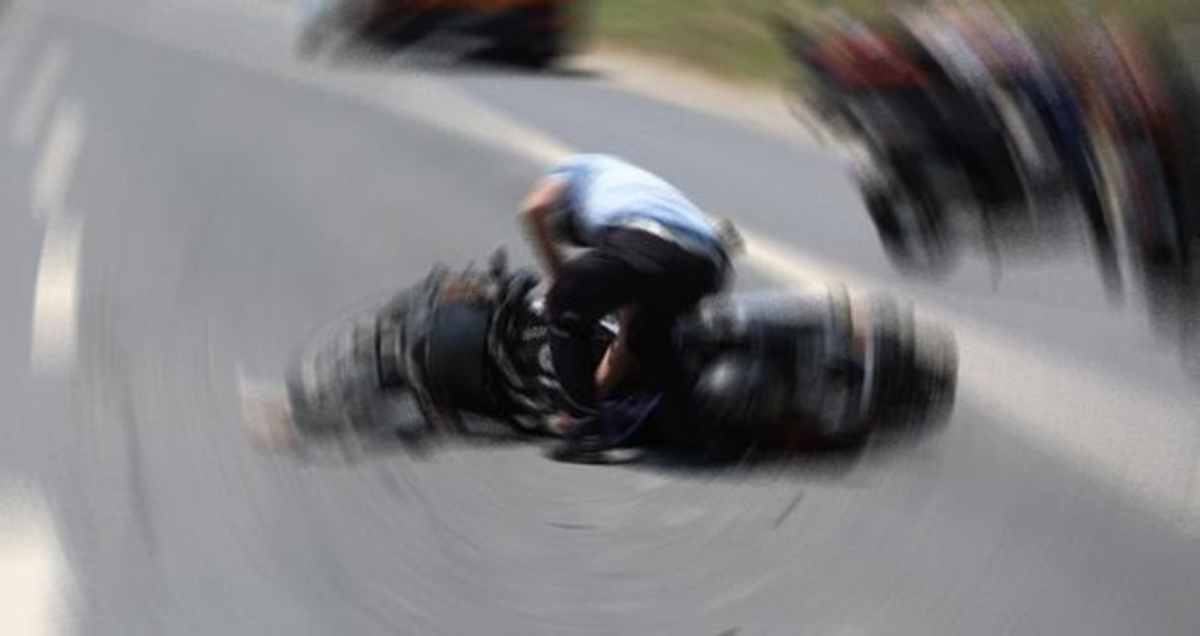 Lapseki\'de Otomobil ile Motosiklet Çarpıştı: 1 Yaralı