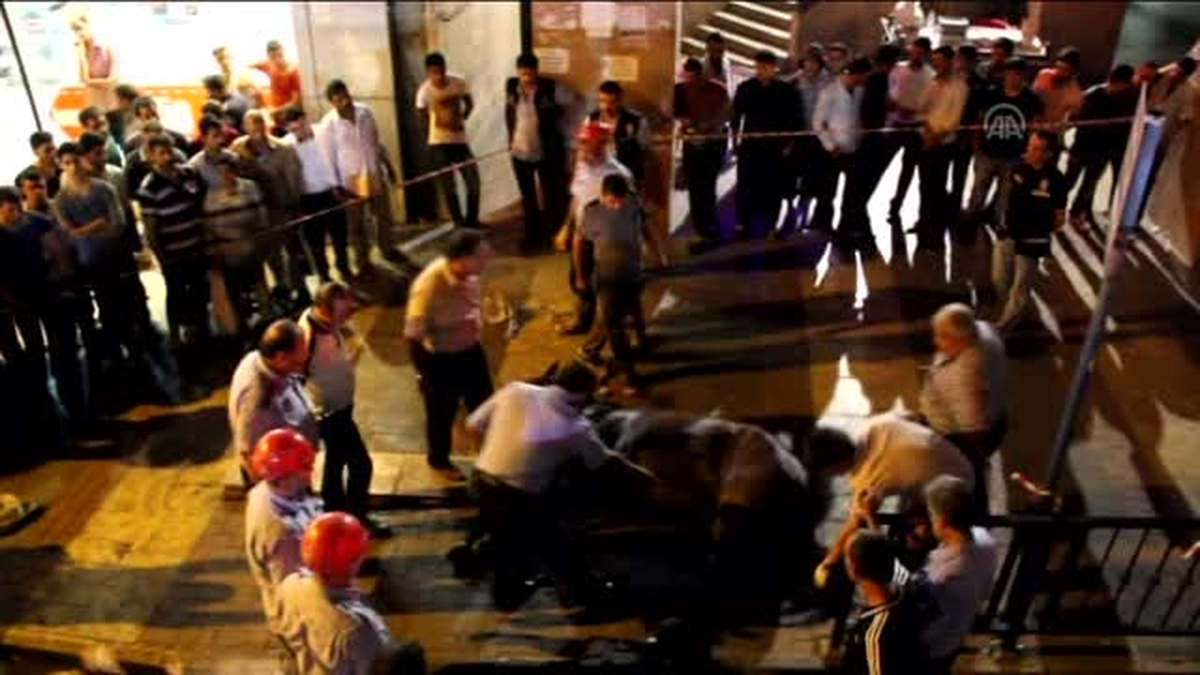 Mazgala Sıkışıp Ayağı Kırılan At İçin Seferber Oldular