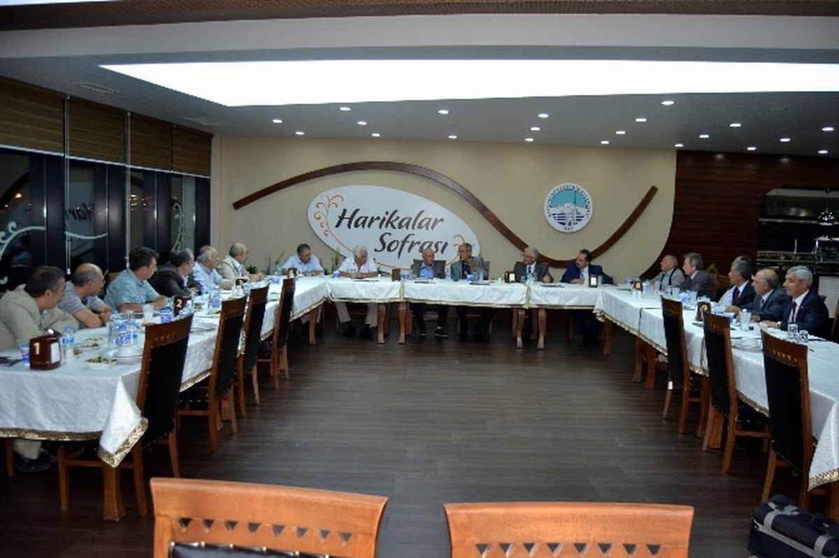 Kayseri\'de Meslek Liseliler 40 Yıl Sonra Yemekte Buluştu