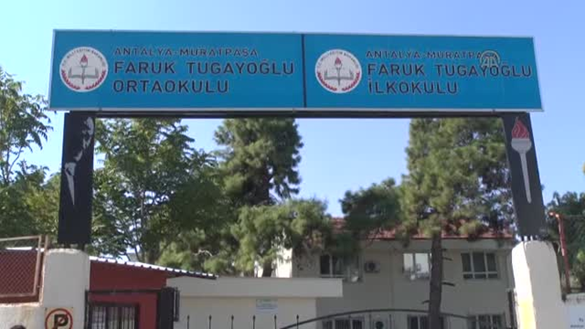 Oyun oynarken kapıya çarpan 2 öğrenci yaralandı -