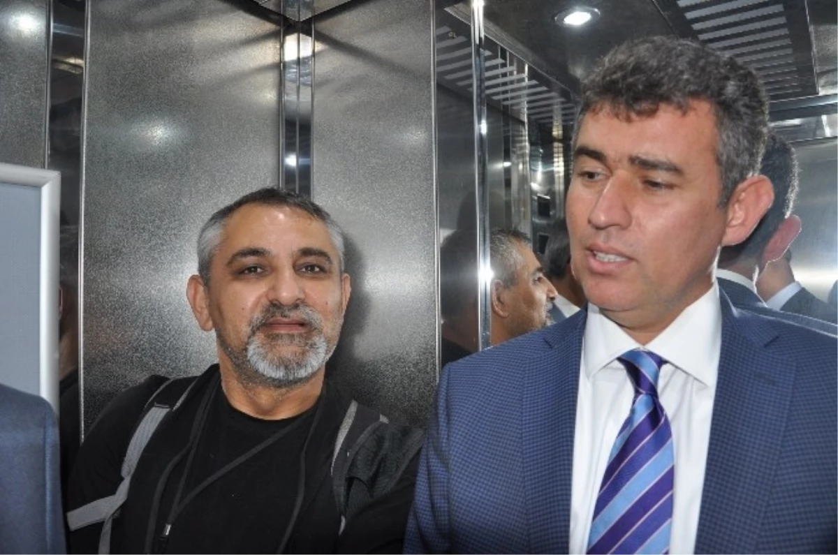 Barolar Birliği Başkanı Feyzioğlu Asansörde Kaldı