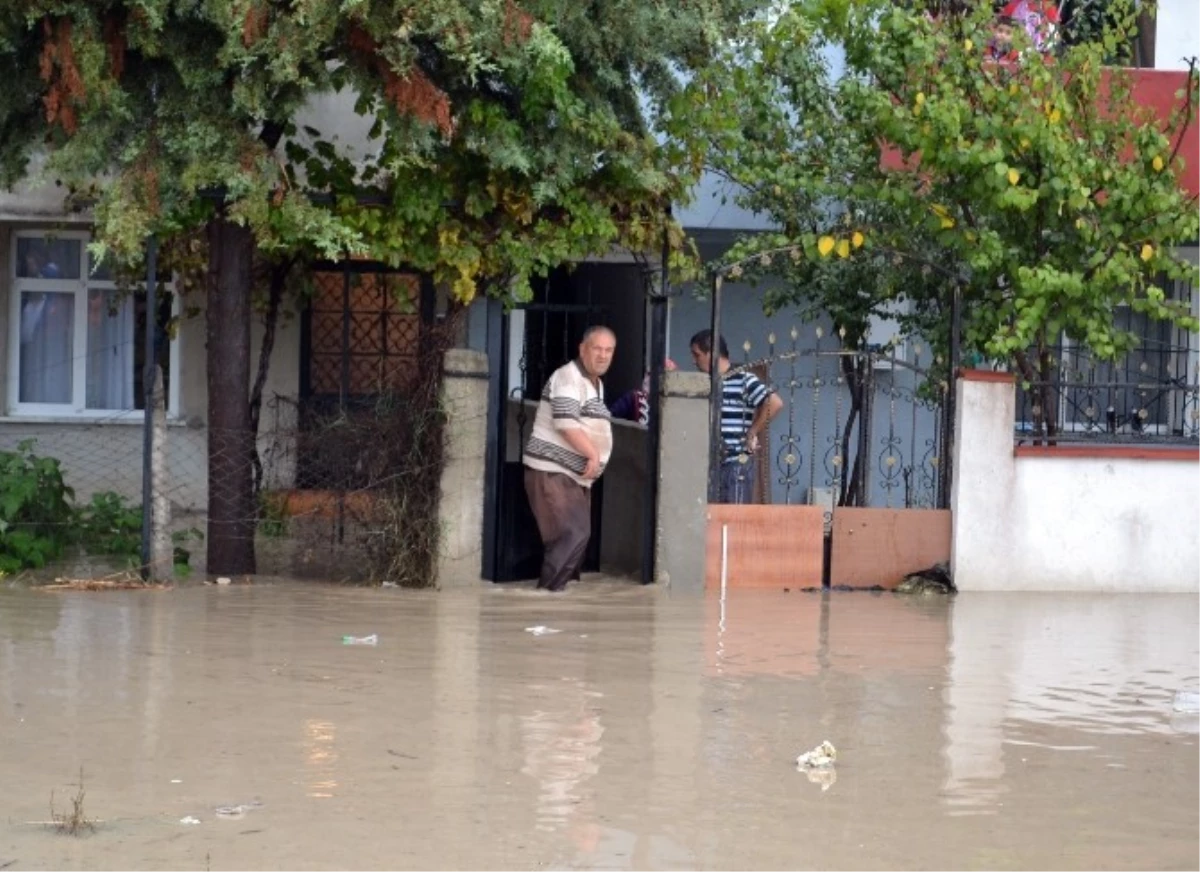 Çerkezköy\'de Pınarça Deresi Taştı, Evleri Su Bastı