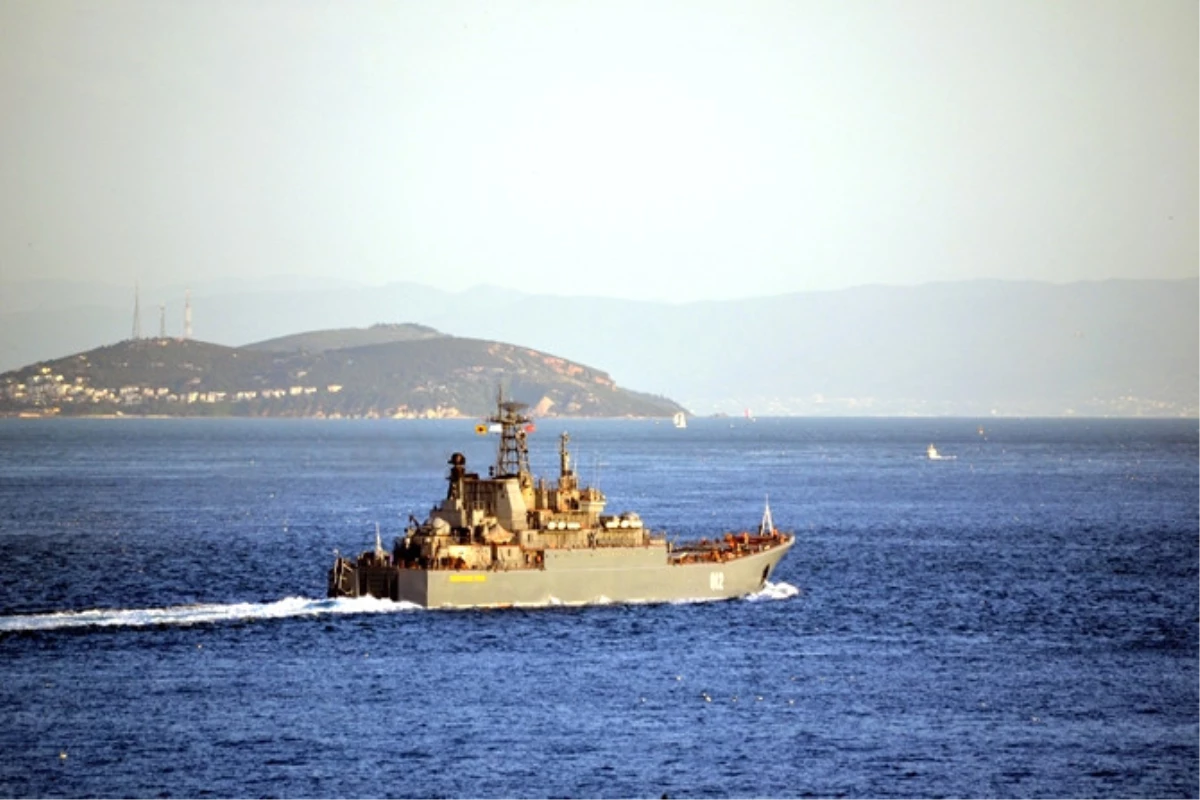 Rus Donanması\'na Ait İki Gemi Çanakkale Boğazı\'ndan Geçti