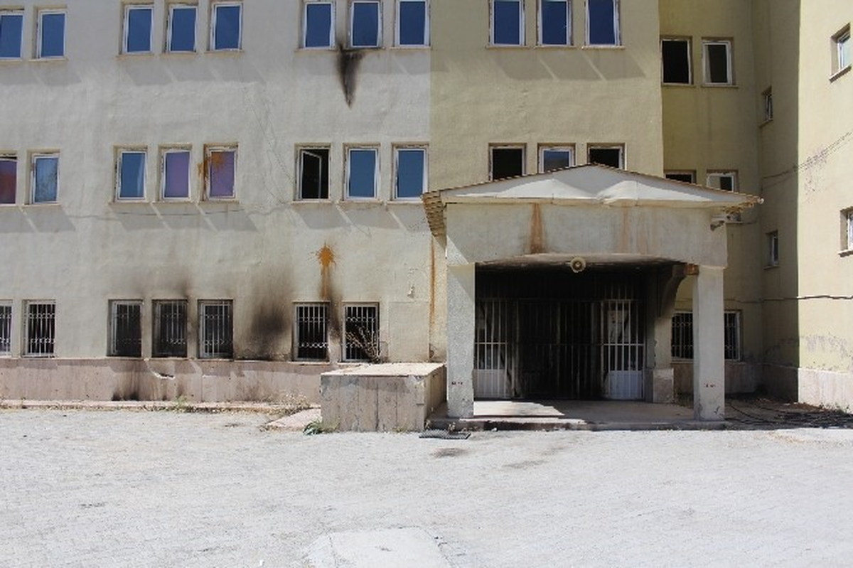 Saldırıya Uğrayan Okula Panzerli Önlem