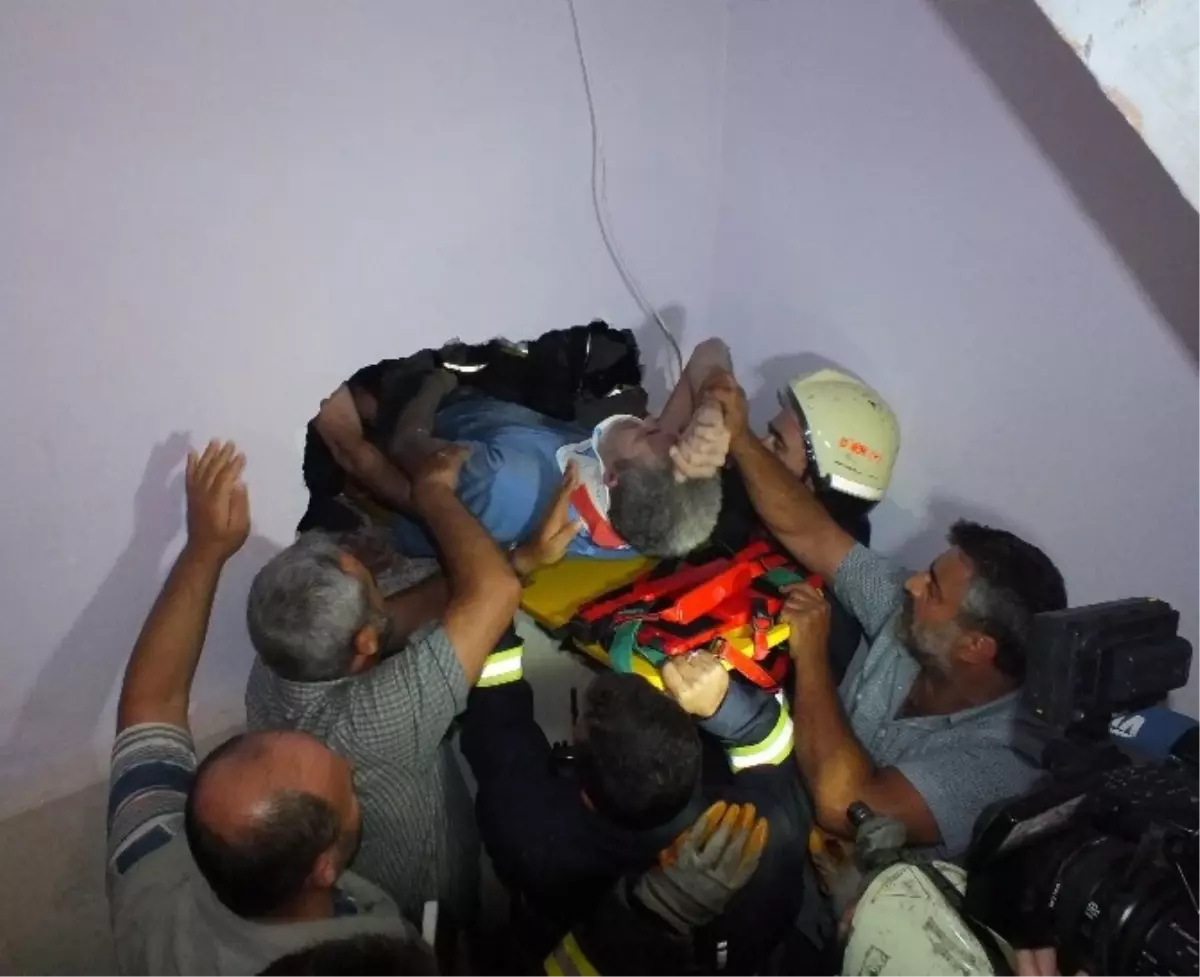 Tamir İçin Çıktığı Çatıdan Apartman Boşluğuna Düştü