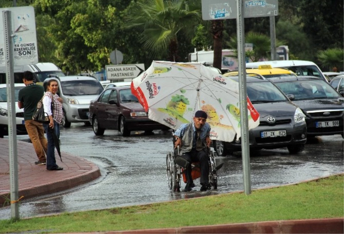 Tekerlekli Sandalyesiyle Su Biriken Yolda Kaldı