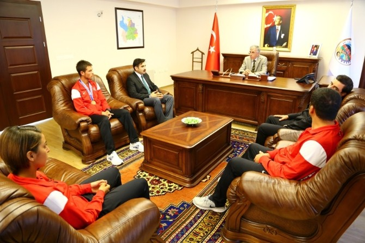 Vali Ataklı\'dan Başarılı Sporculara Ödül