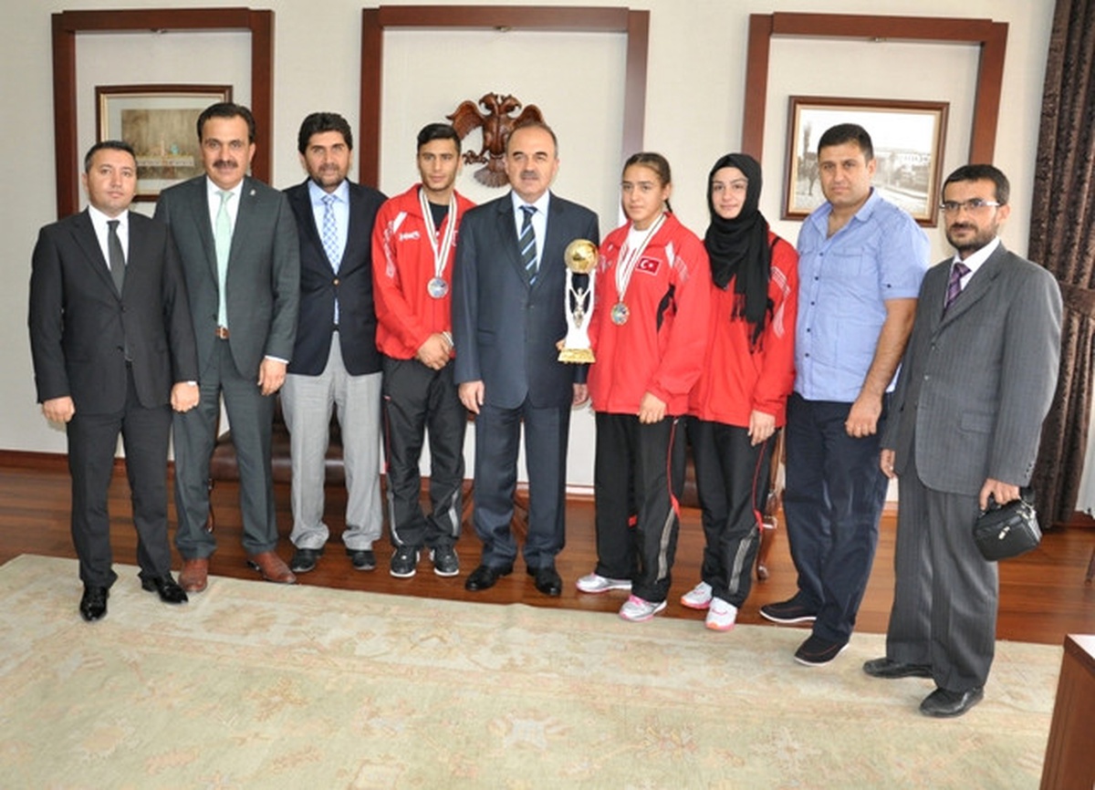 Konya Valisi Erol, Şampiyon Milli Sporcuları Altınla Ödüllendirdi