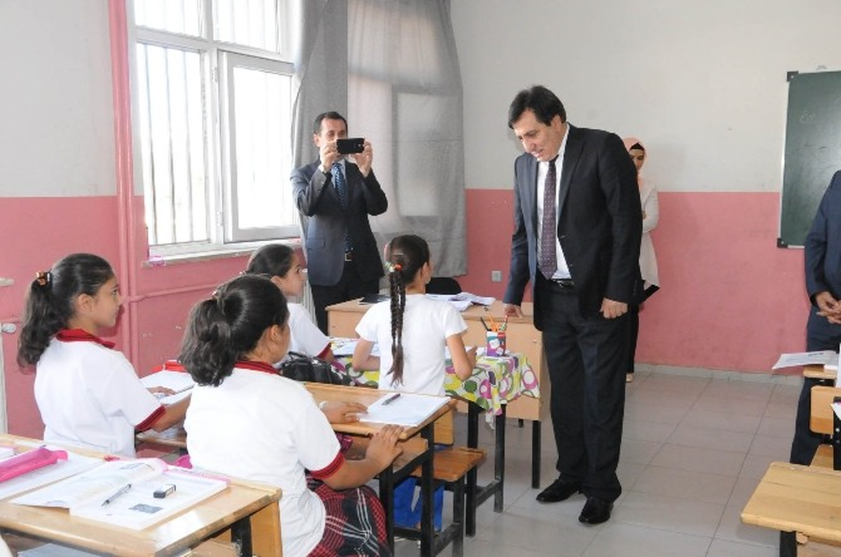 Vali Küçük Öğrencileri Sınıflarında Ziyaret Etti