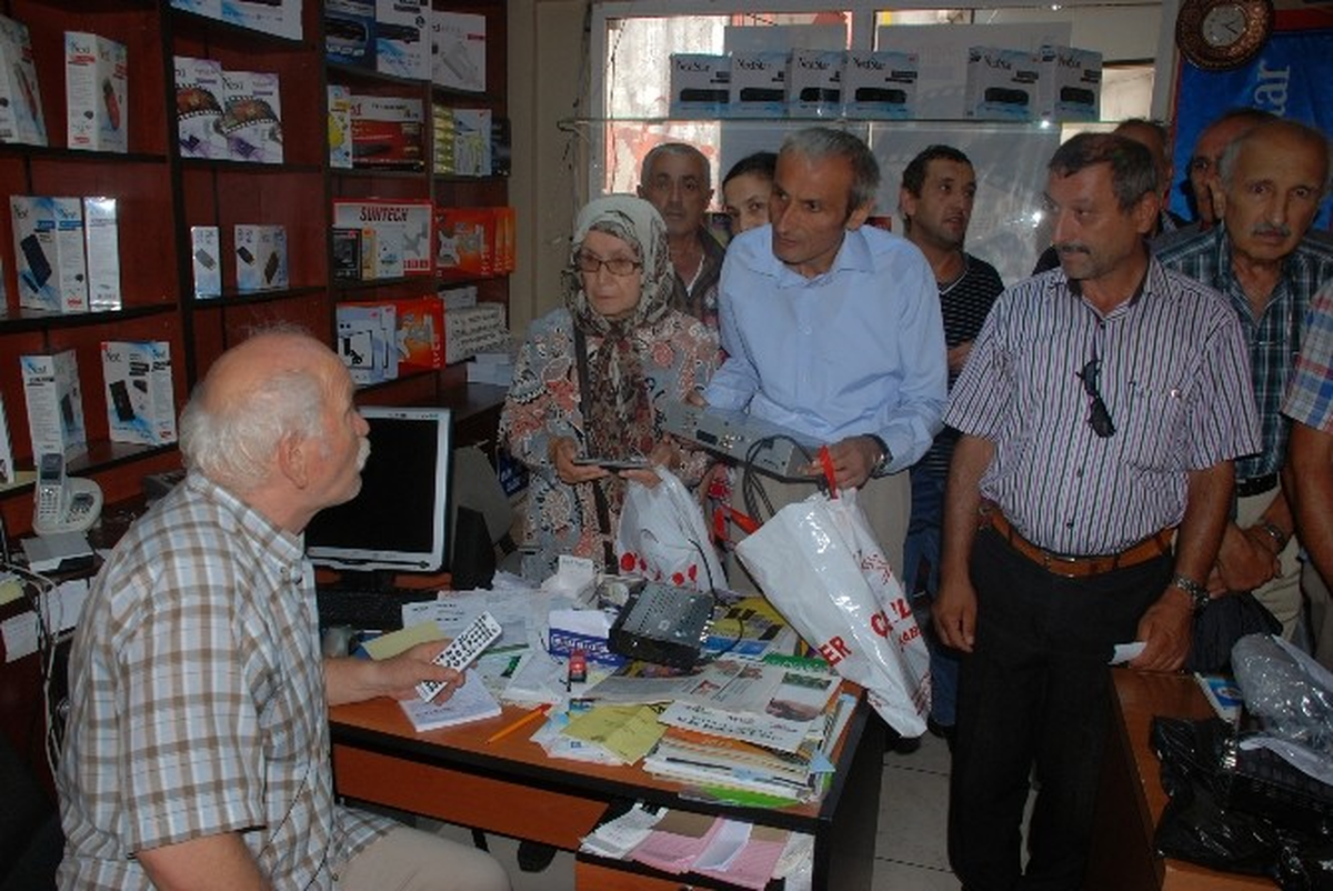 Vatandaşlar Uydu Cihazı Tamircilerine Akın Etti